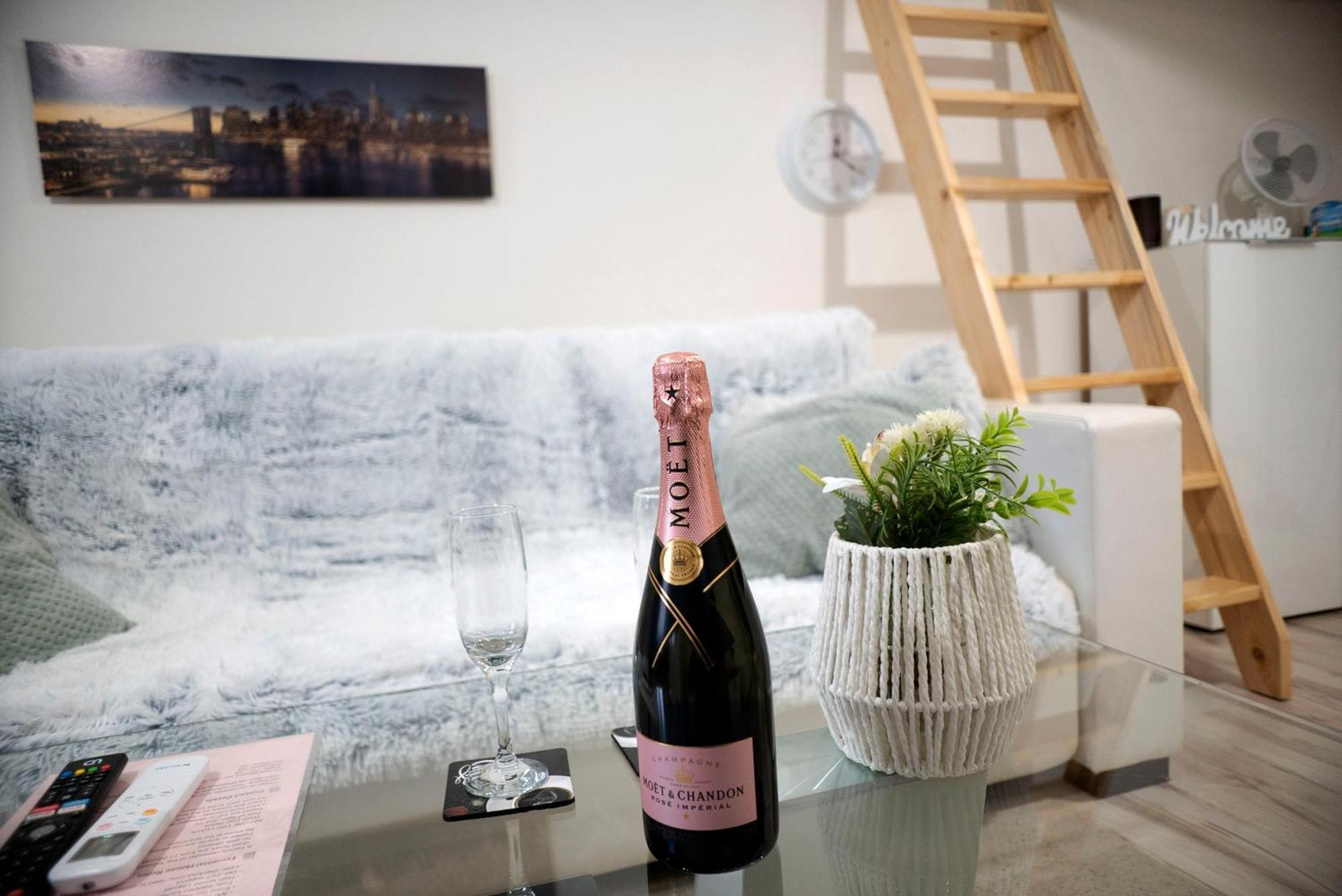 New Stylish Place For Couple Bratislava Luaran gambar
